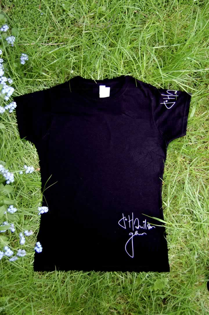 women's black tshirt